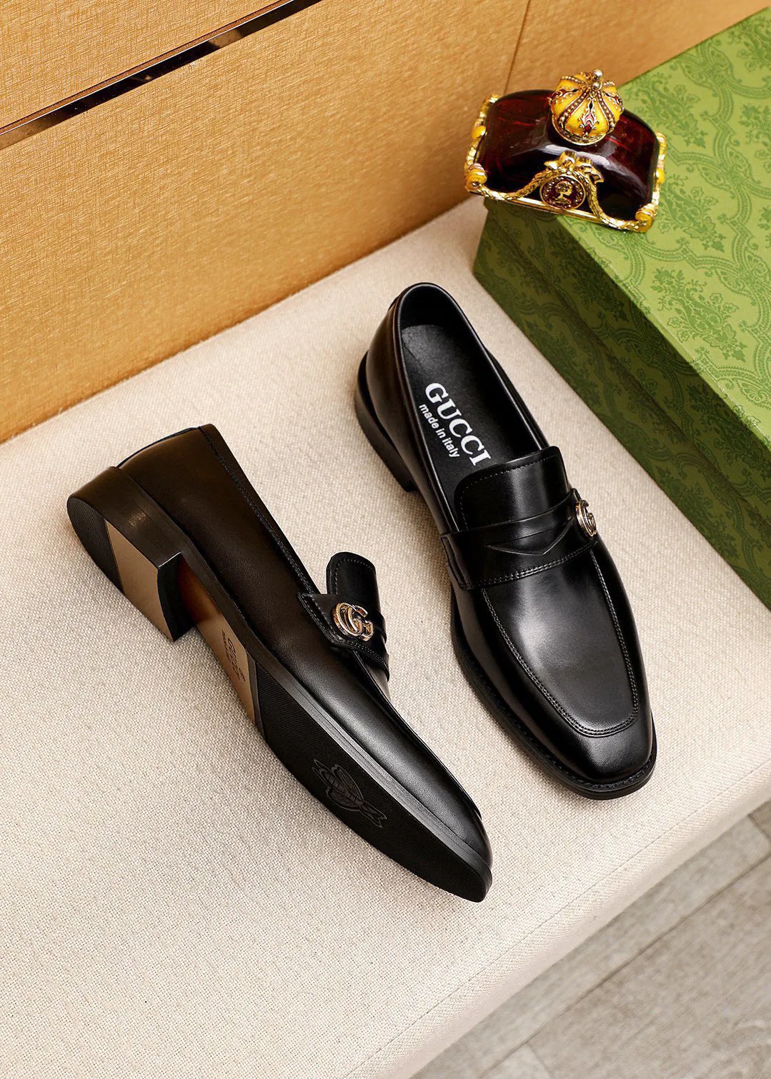Men's shoes 💰400 💐 Product trademark: GUCCI "Gucci" casual leather shoes Regular size: 39-44 (38.45.46🉑️Customized) Product materials: Selected imported first-layer calfskin upper + luxury hardware buckle, imported 🐑 sheepskin lining. Strong three-dimensional visual effect, combined outsole Color: 2⃣️colors available